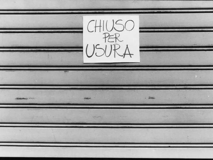 Un negozio chiuso per usura