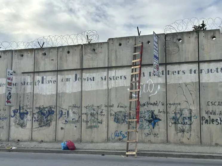 Il muro della Cisgiordania è un colabrodo: una scala permette di attraversarlo