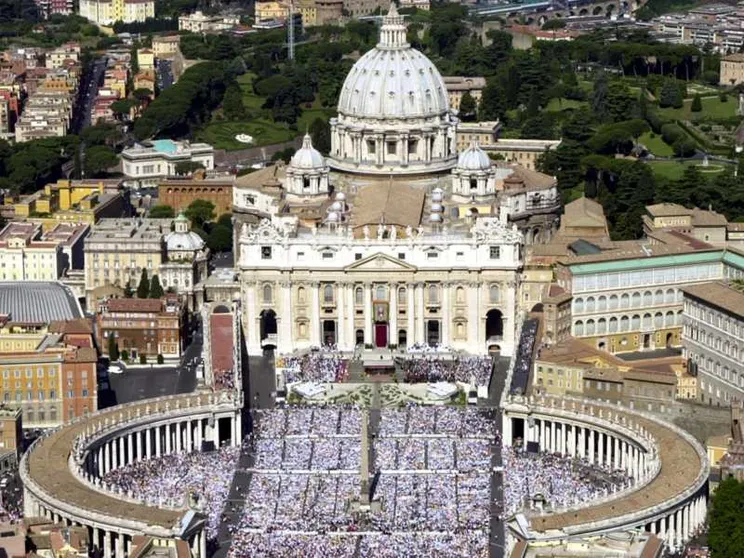 Come la Chiesa fa i santi