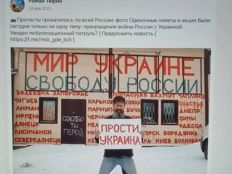 Il post in cui Roman mostra il cartello per la pace che gli è costato l'arresto