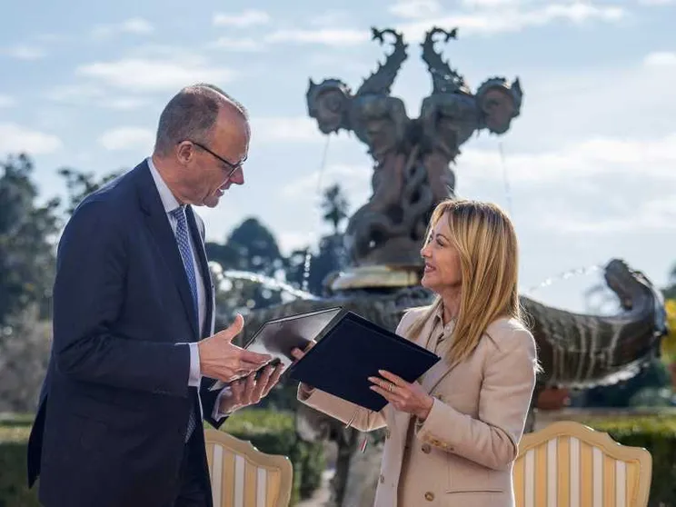 La premier Giorgia Meloni e il cancelliere tedesco Friedrich Merz durante il vertice Italia Germania a Villa Doria Pamphili, a Roma