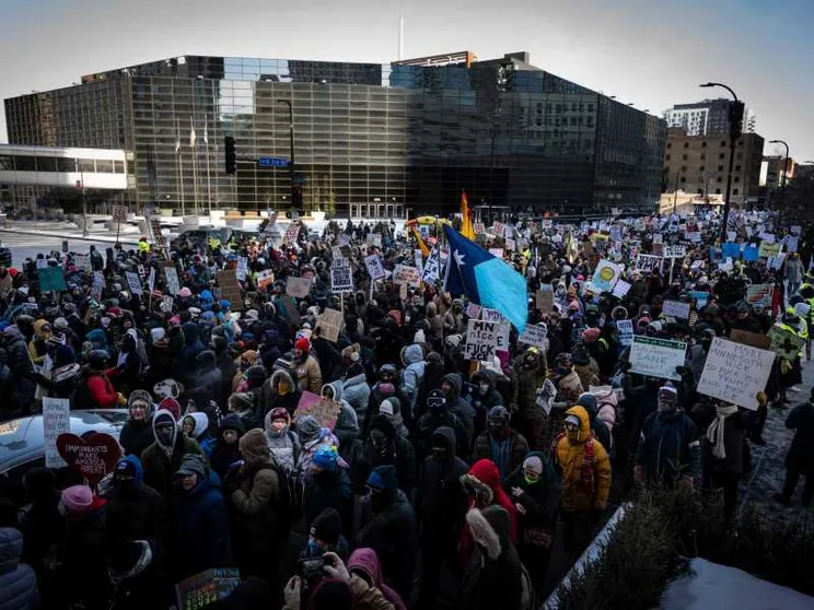 Minneapolis sotto choc dopo l'uccisione di un altro attivista. Deportata una piccola di 2 anni