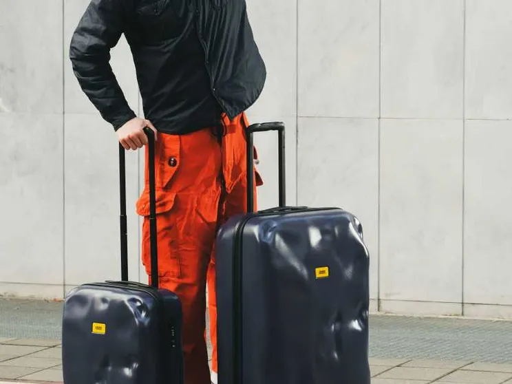 Quelle valigie ammaccate
che restituiscono al turista
il gusto sereno del viaggio