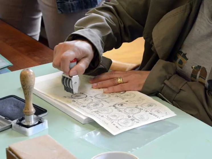 Una tessera elettorale cartacea in una foto d'archivio