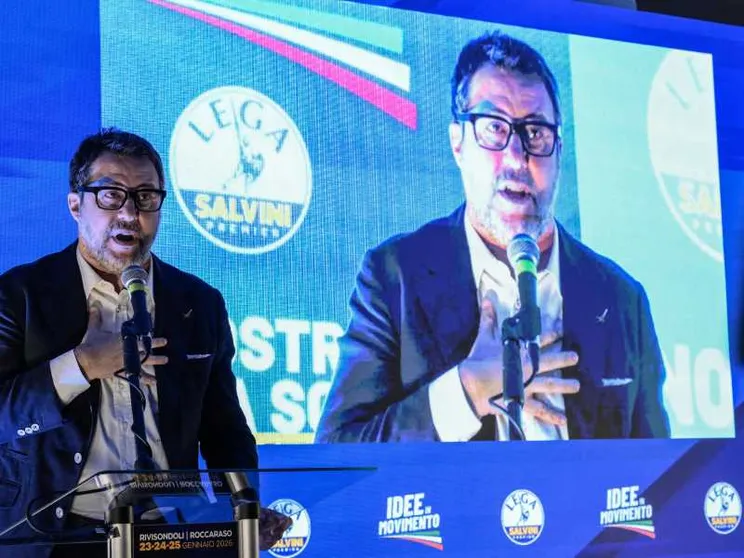 Lo "scarroccio a destra" della Lega, l'incognita Vannacci e il temporeggiatore Salvini