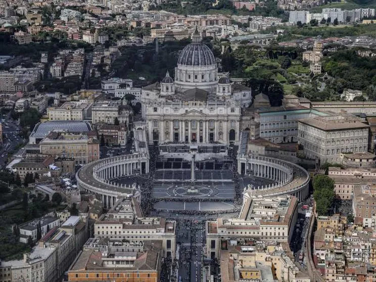 San Pietro: nessun bistrot sulla terrazza, solo l'ampliamento del punto ristoro