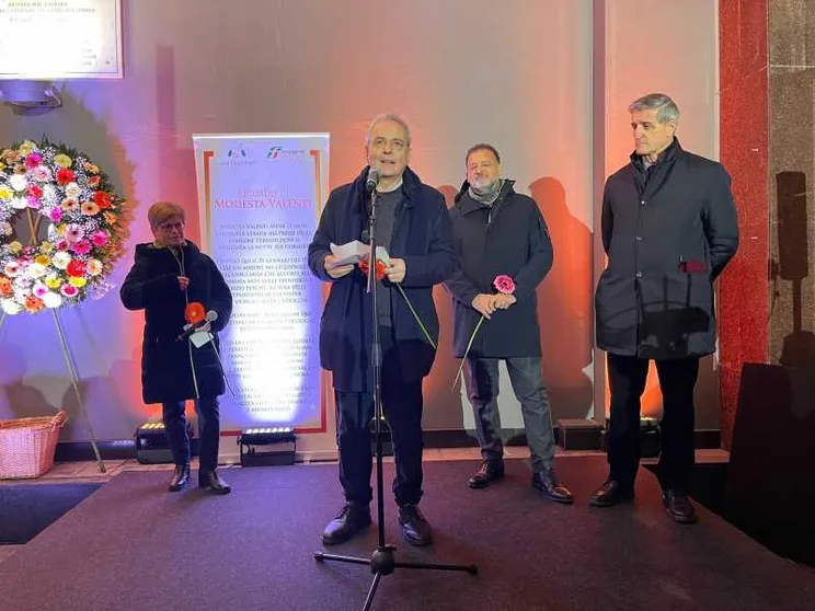 La commemorazione alla stazione Termini con il presidente di Sant'Egidio Marco Impagliazzo, il direttore di Caritas di Roma Giustino Trincia e Gian Luca Orefice, Chief People, Culture & Transformation Officer di Ferrovie dello Stato Italiane