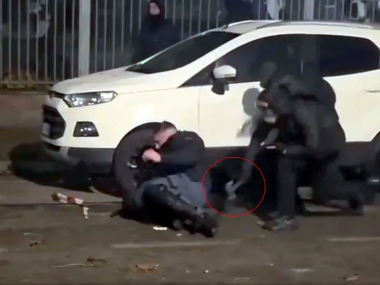Askatasuna, l'immagine choc dell'agente picchiato. Il rischio disordini era noto da giorni