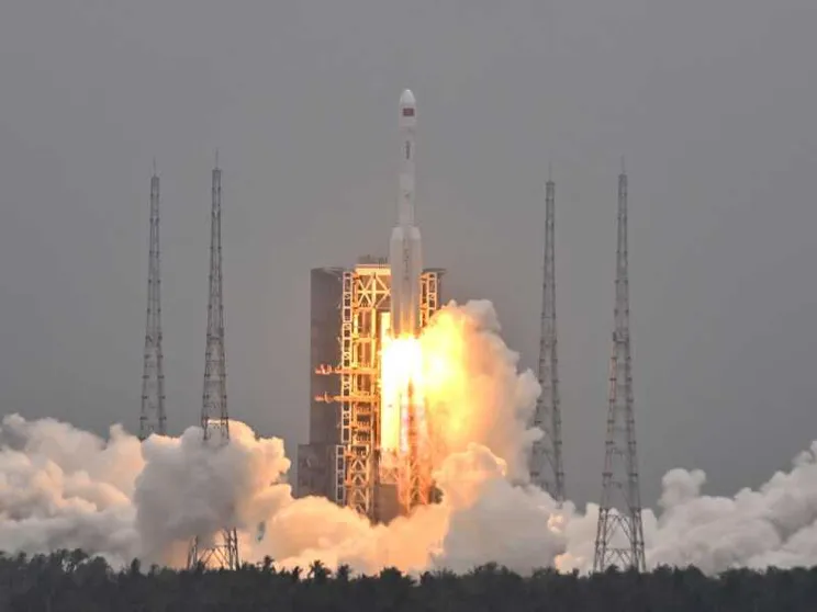 Il razzo Long March-7 che trasporta il satellite Yaogan-46 decolla dal sito di lancio di Wenchang nella provincia di Hainan in Cina
