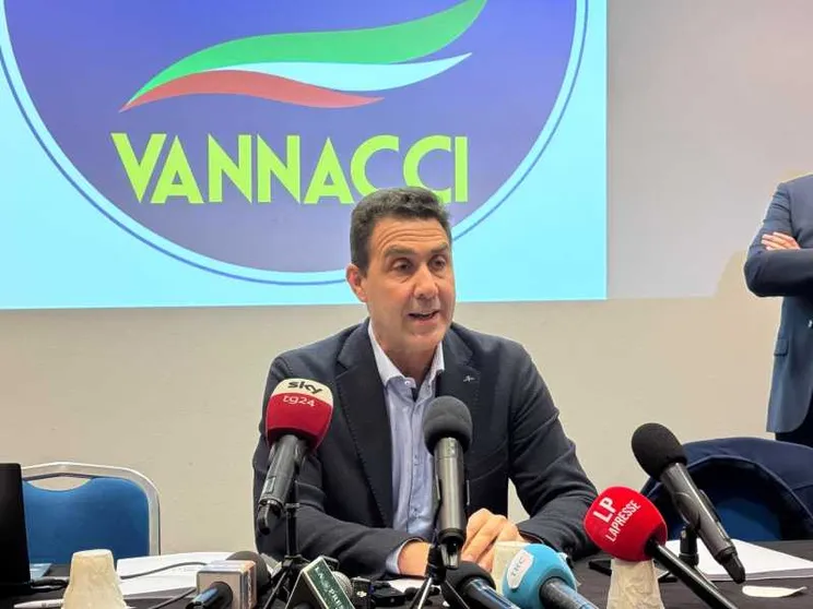 Perché la mossa di Vannacci non scuote il bipolarismo italiano