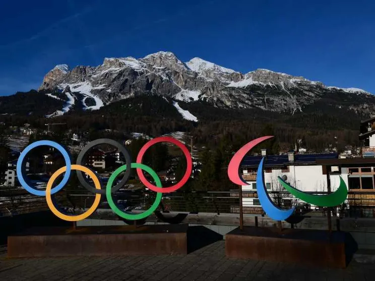 La fiamma di Olimpia si specchia sul ghiaccio