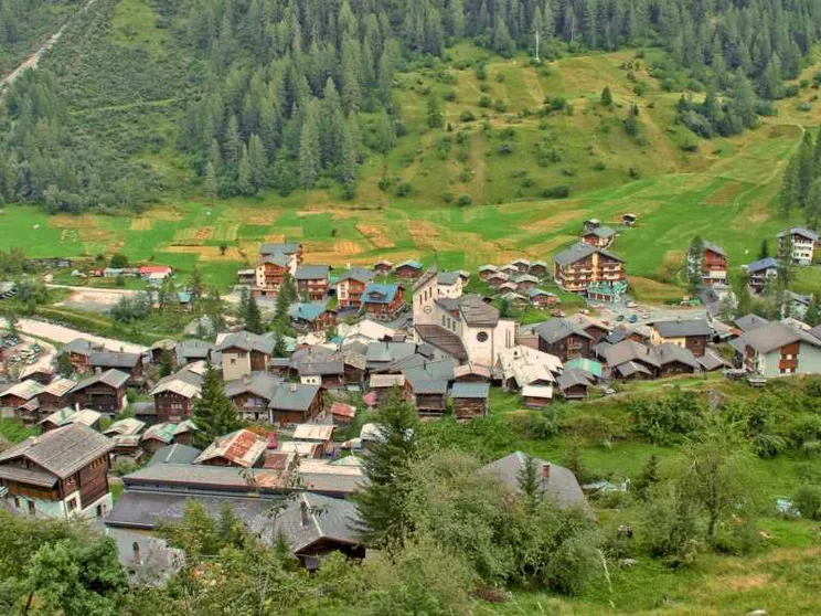 Una vista di Blatten, nel Canton Vallese, prima della frana del 28 maggio 2025. Al centro è visibile la chiesa cattolica, anch'essa cancellata dal disastro