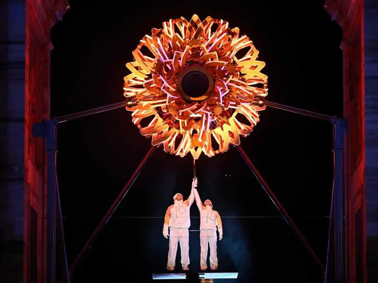 L'accensione del braciere olimpico sotto l'Arco della Pace a Milano / AFP