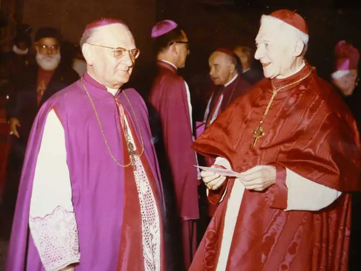 Il cardinale Liénart (a destra) con il vescovo Marcel-Marie Dubois (a sinistra) al Concilio Vaticano II