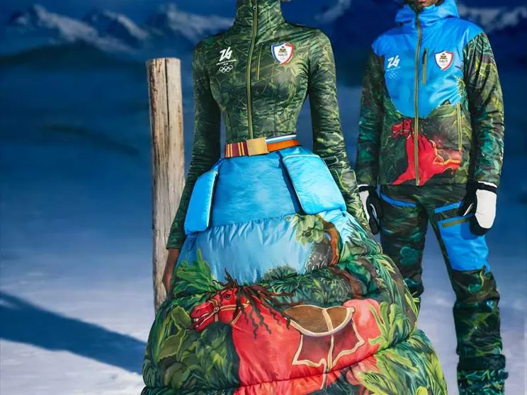 Un uomo e una donna sono vestiti con le divise olimpiche di Haiti, disegnate dalla stilista Stella Jean