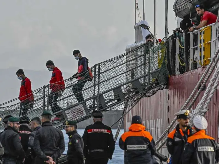 Blocco navale, modello Albania, stretta sui ricongiungimenti: le bozze del ddl immigrazione