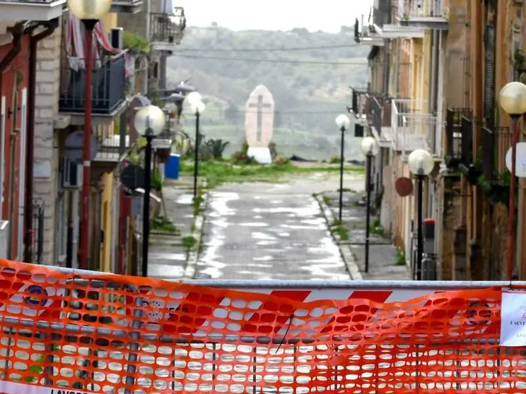 Con la gente di Niscemi, aggrappati a quella croce