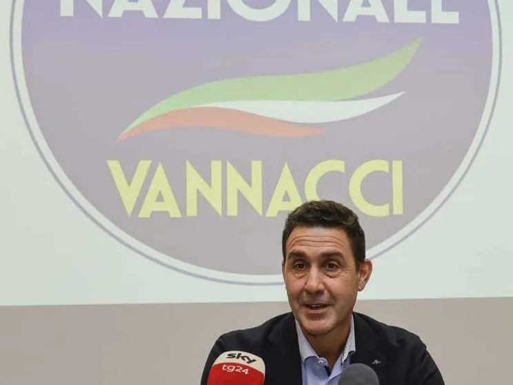Un giorno in coalizione, un giorno in solitaria: Vannacci non disdegna gli equilibrismi