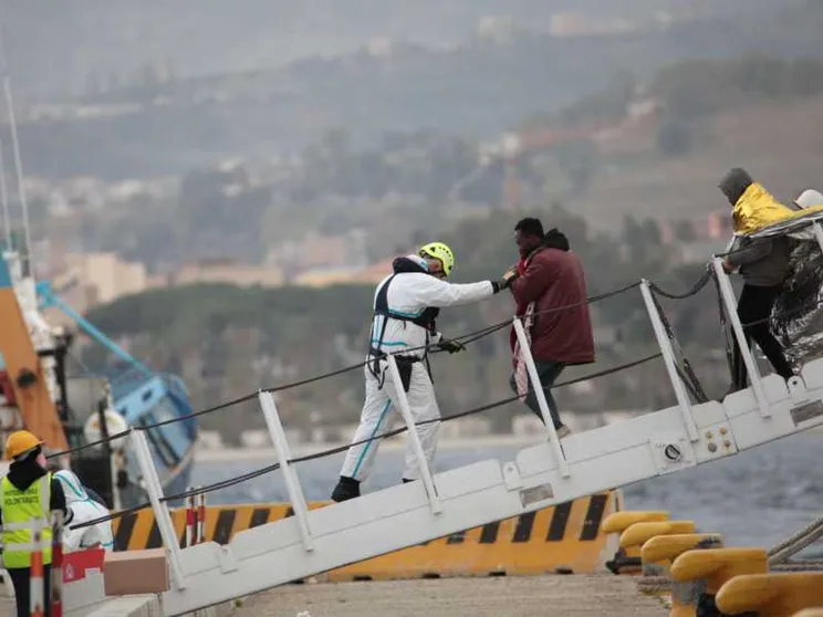 Operazioni di sbarco e accoglienza in uno dei nostri porti