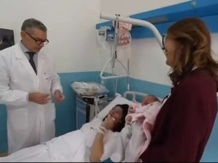 Un frame del video girato dalla troupe del Tg1 all'ospedale di Gela: Claudia, la maestra Amalia e la piccola Amalia Patrizia