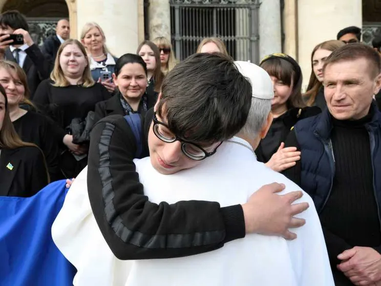 Leone XIV abbracciato da Victor Mocreac, lo studente ucraino che ha lo zio catturato dai russi