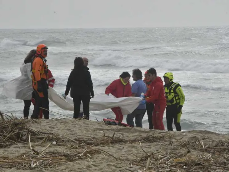 «Non è possibile tacere davanti ai corpi dei migranti in mare. Ora apriamo gli occhi»