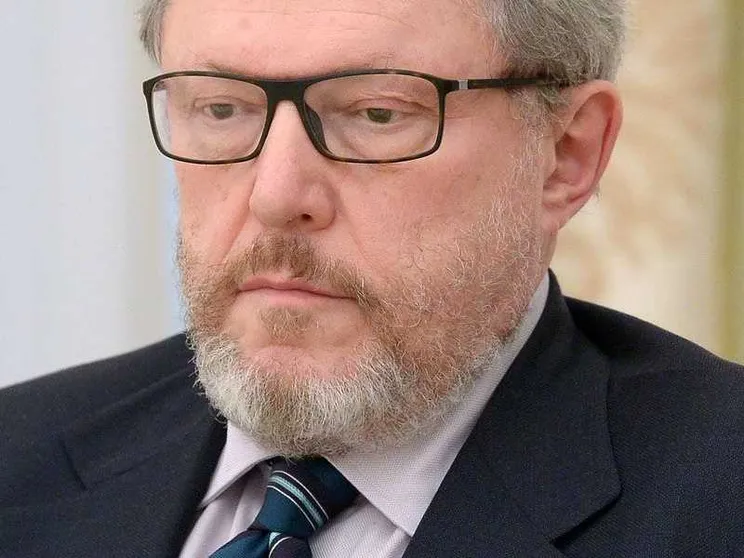 In primo piano, Grigorij Javlinskij: indossa giacca, cravatta e occhiali
