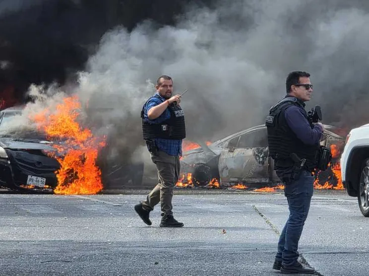 I veicoli dati alle fiamme dai membri della criminalità organizzata per bloccare una strada in seguito all’operazione militare durante la quale è stato ucciso il boss El Mencho