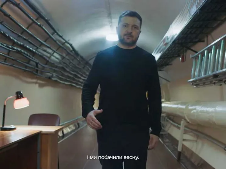 Zelensky mostra per la prima volta il suo bunker. «Qui mi dissero: Volodymyr, c'è una minaccia»