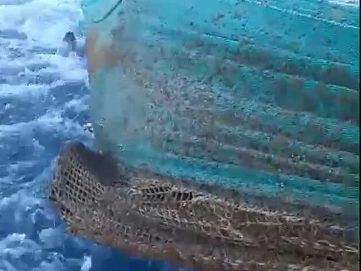 A Lampedusa i pescatori trovano le barche dei migranti impigliate nelle reti
