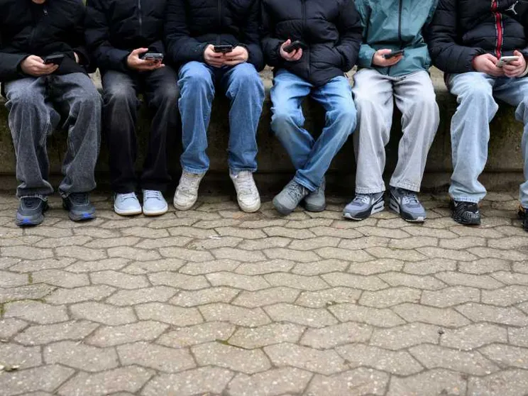 Divieto di accesso ai social per i minori o regolamentazione delle piattaforme?