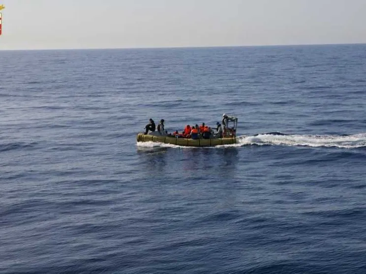 Partorisce su un gommone diretto a Lampedusa