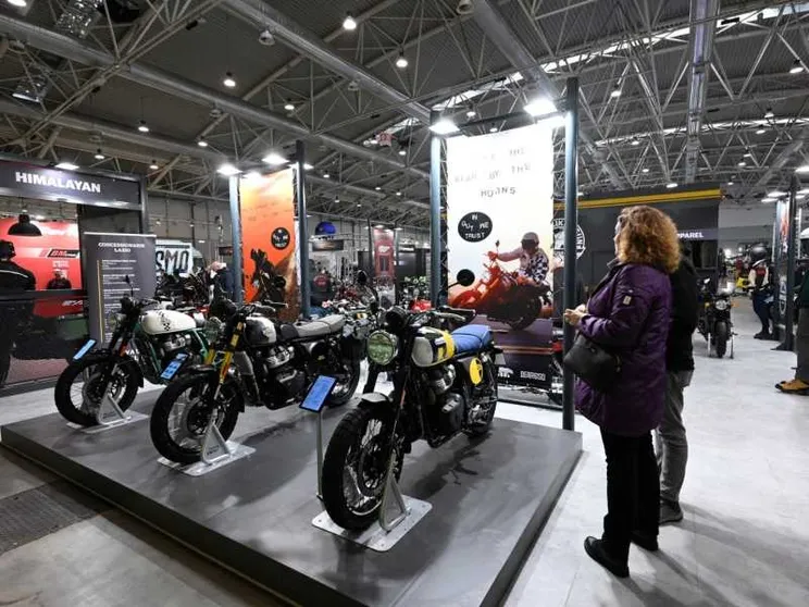 Tre moto esposte nell'edizione 2025 di Motodays, con visitatori che l'ammirano