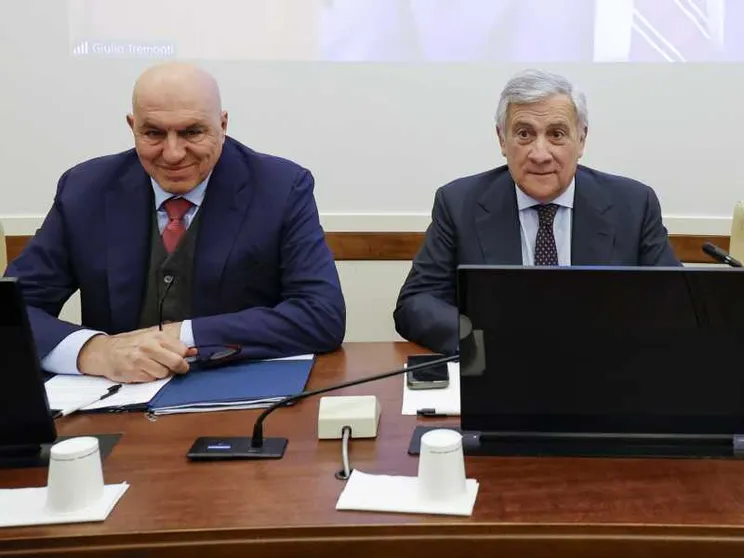 Crosetto e Tajani alle Camere, è scontro. Meloni: «L'Iran non attacchi o sarà peggio»