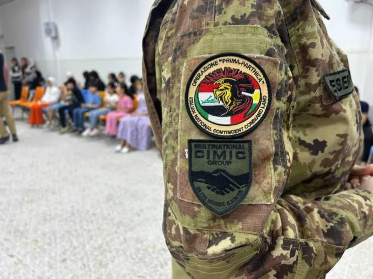 Il contingente italiano consegna materiale scolastico e abbigliamento ad alcuni orfani di Erbil / ANSA