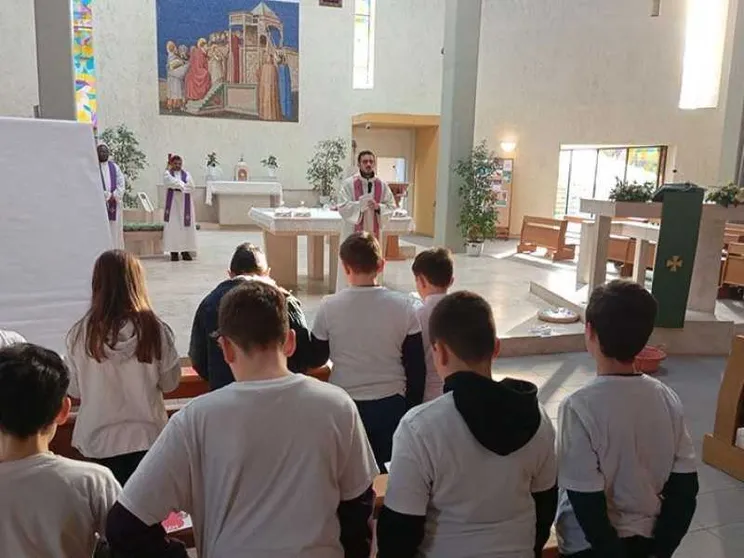 Roma: il parroco di Santa Maria della Presentazione, don Paolo Stacchiotti, assieme ai bambini