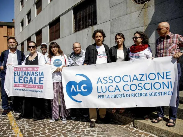 Suicidio assistito, l'archiviazione per Cappato: «Contano le sentenze». E la legge?