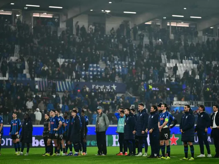 I giocatori dell'Atalanta ricevono gli applausi e il tributo della proprio tifoseria alla fine della partita col Bayern, persa 6 a 1