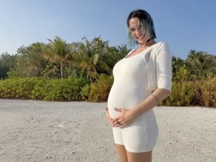 Rose Villain aspetta un bambino e il suo video ha un certo valore