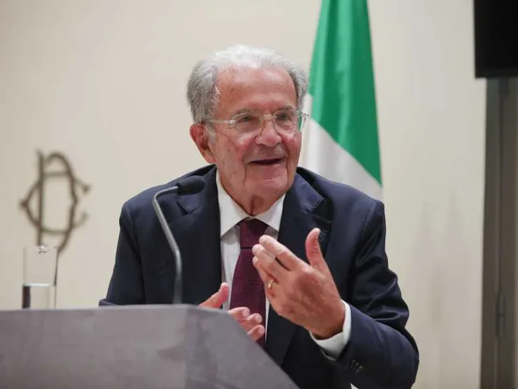 Prodi: «Da soli destinati a sparire. Il gas russo? Con Trump può tornare»