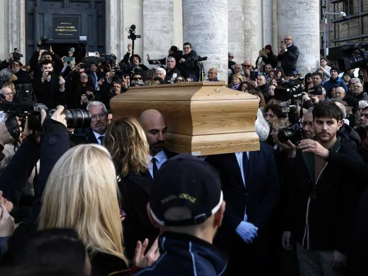 Poesia, porta aperta sulla speranza: l'omelia per i funerali di Enrica Bonaccorti