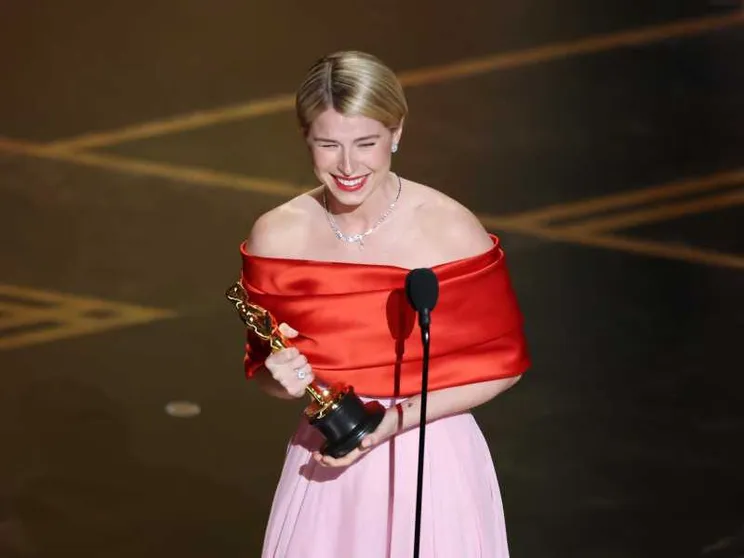 Jessie Buckley durante il suo discorso alla cerimonia degli Oscar