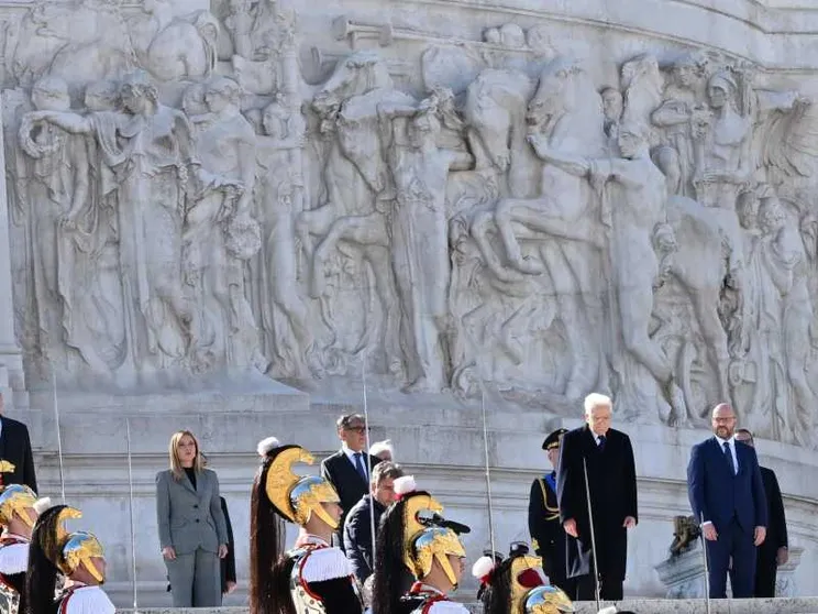 Il presidente della Repubblica, Sergio Mattarella, alla presenza della premier Giorgia Meloni e delle più alte cariche dello Stato, depone una corona di alloro all'Altare della Patria. Foto Ansa