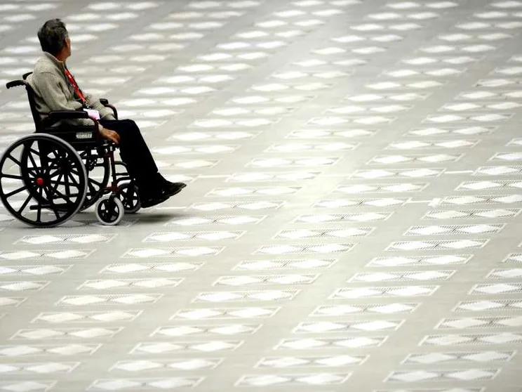 Una persona con disabilità fisica. Foto d'archivio