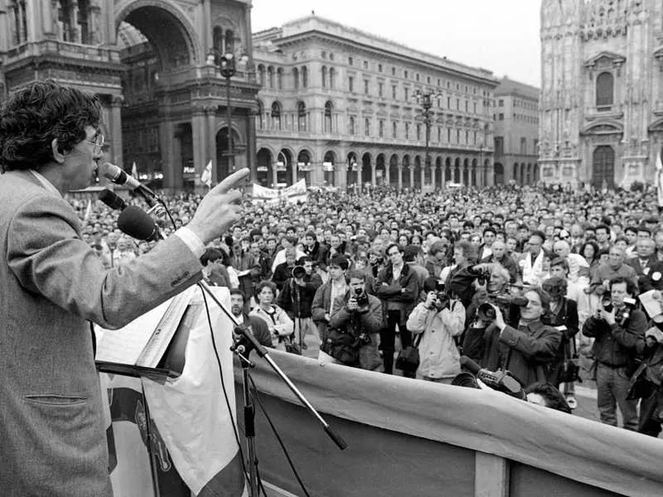 Bossi, il leader dal carisma basato sul corpo
che ha rivoluzionato la politica italiana