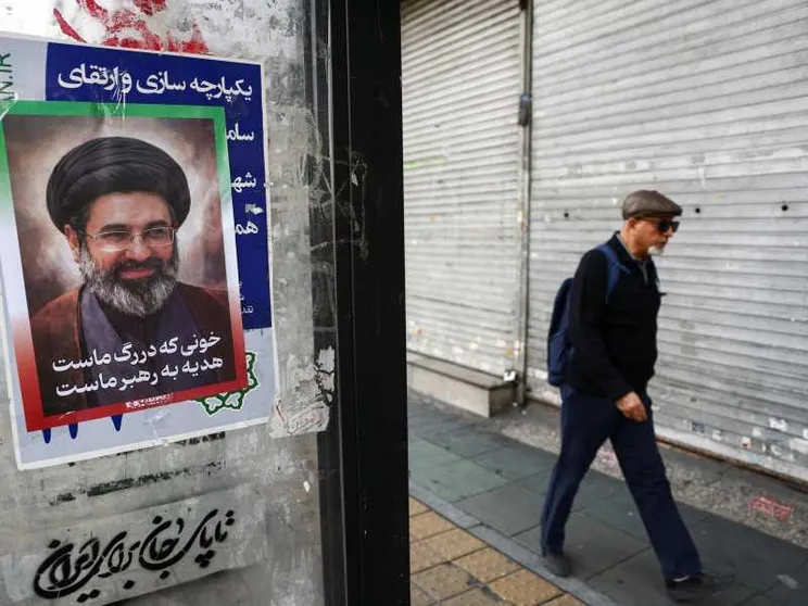 Un manifesto con l'immagine della nuova Guida Suprema dell'Iran, Mojtaba Khamenei a Teheran