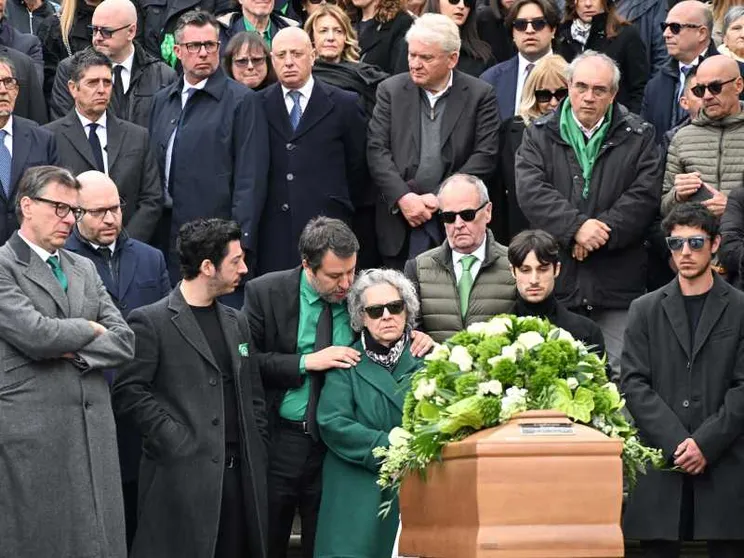 I funerali di popolo di Umberto Bossi, tra contestazioni e affetto
