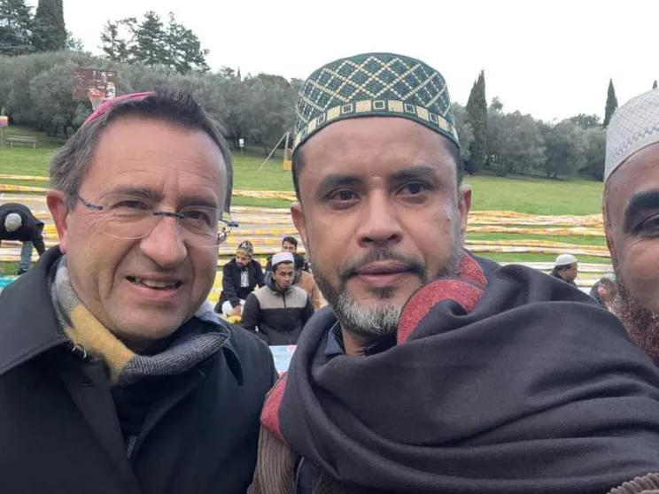 Il vescovo di Arezzo contestato sui social per essere andato alla festa di fine Ramadan