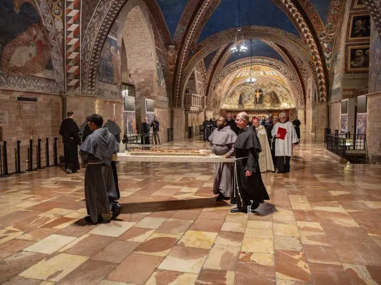 Le spoglie mortali di san Francesco sono state riposte. Ecco l'eredità che ci lasciano