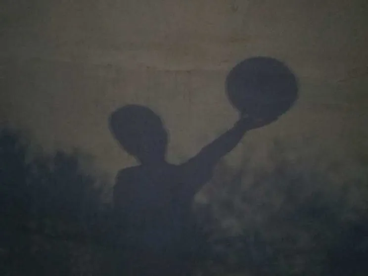 Un bambino con un pallone